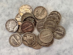 lot 28 image: LOT OF 22 MIXED MERCURY DIMES