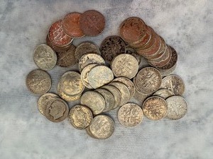 lot 31 image: MIXED LOT OF 44 SILVER DIMES