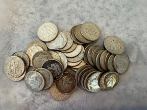 lot 39 image: MIXED LOT OF SILVER DIMES