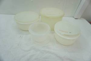 lot 82 image: Tupperware lot