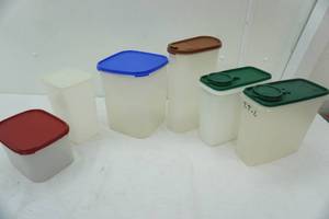 lot 85 image: Tupperware lot