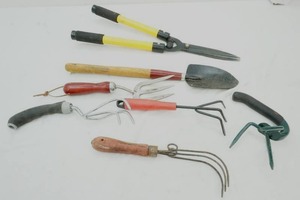 lot 101 image: garden tool lot