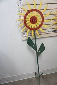 lot 110 image: Metal Sunflower Yard Decor