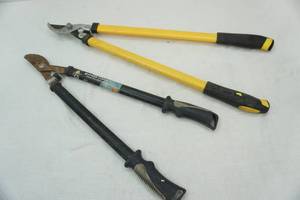 lot 114 image: garden bypass loppers