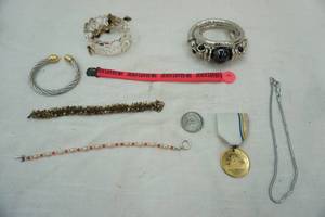 lot 116 image: Costume Jewelry Lot