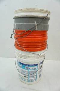 lot 8 image: lot of 5 gallon buckets