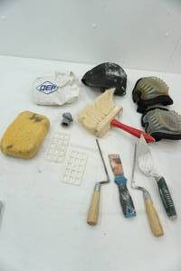 lot 60 image: knee pads & mudding tools