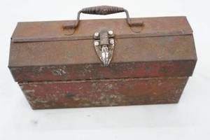 lot 80 image: vintageantique mini tool box