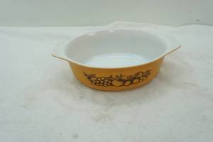 lot 85 image: vintage pyrex casserole dish