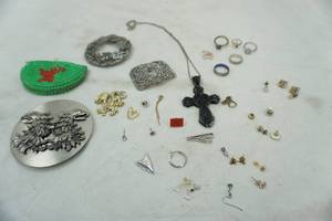 lot 175 image: Jewelry Lot