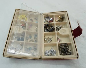lot 183 image: vintage jewelry box and contents