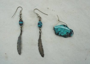 lot 186 image: turquoise earrings and pendant