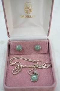 lot 188 image: jade jewelry set