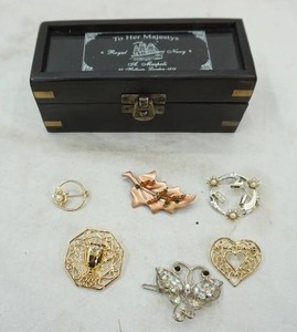 lot 190 image: jewelry box & pendants