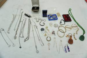 lot 198 image: jewelry lot