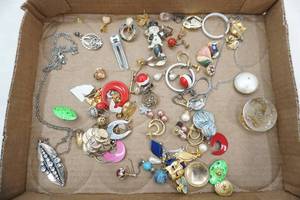 lot 211 image: Jewelry Lot