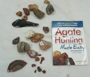 lot 214 image: Agates & other rocks