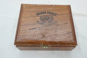 lot 218 image: cigar box & contents