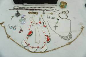 lot 222 image: Jewelry box & contents