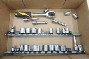 lot 261 image: sockets & ratchets