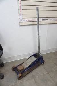 lot 315 image: 3.5 ton AC Delco floor jack