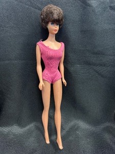 lot 17 image: VINTAGE BRUNETTE BUBBLE CUT BARBIE WITH SWIMSUIT