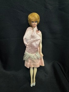 lot 12 image: VINTAGE BLONDE BUBBLE CUT BARBIE WITH OUTFIT