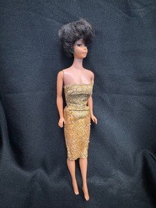 lot 14 image: VINTAGE BRUNETTE BUBBLE CUT BARBIE WITH OUTFIT