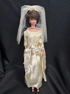 lot 23 image: VINTAGE BRUNETTE BUBBLE CUT BARBIE STOCK NO. 850 WITH WEDDING DRESS