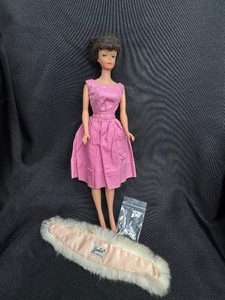 lot 20 image: VINTAGE BRUNETTE PONYTAIL BARBIE WITH PINK DRESS AND FUR