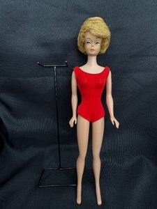lot 8 image: ASH BLONDE BUBBLE CUT BARBIE NO. 850 IN ORIGINAL BOX