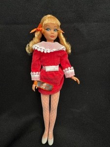 lot 10 image: RARE 1967 SKIPPER DOLL WITH ORIGINAL WRIST TAG AND OUTFIT