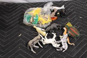 lot 35 image: Collection of Assorted Plastic Animal Toys