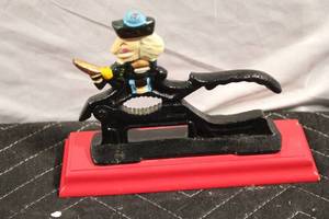 lot A-75 image: Vintage Novelty Nutcracker with Figurine Handle