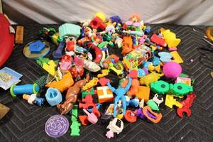 lot 89 image: Collection of Assorted Vintage Toys and Games