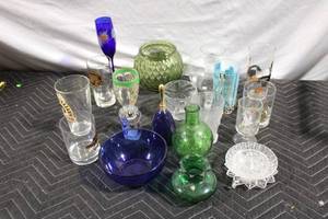 lot 127 image: Collection of 16 Assorted Vintage Glassware Pieces