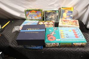 lot 131 image: Collection of Vintage Board Games and Dominoes