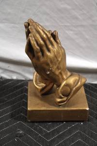 lot 142 image: Bronze Tone Praying Hands Sculpture
