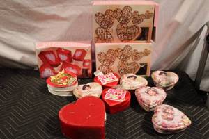lot 154 image: Assorted Valentine Heart Decorations and Gifts