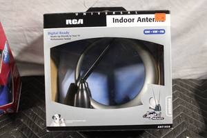 lot 189 image: RCA Indoor Antenna with UHF VHF FM Capabilities