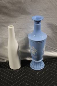 lot 219 image: Set of 2 Decorative Vases - Blue Greek Design and White Minimalist