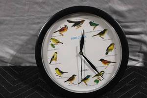 lot 253 image: Quartz Bird Wall Clock with Colorful Bird Images