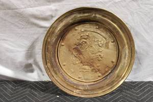 lot 267 image: Antique Brass Charger Plate with Heraldic Lion Design