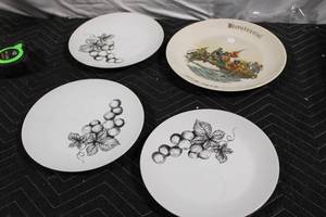 lot 319 image: Set of 4 Decorative Plates Featuring Grapevine and Bicentennial Designs