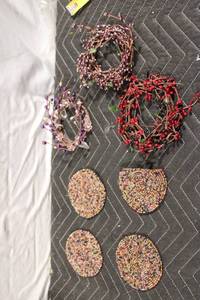 lot 334 image: Decorative Beaded Coasters and Berry Wreaths Set