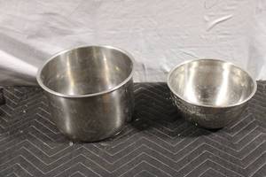 lot 362 image: Set of 2 Stainless Steel Mixing Bowls - Instant Pot & Cuisinart