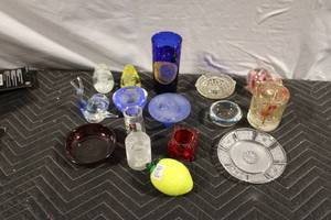 lot 364 image: Vintage Art Glass Decorative Pieces Collection