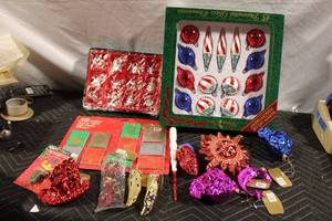 lot 382 image: Collection of Vintage Christmas Tree Ornaments and Decor