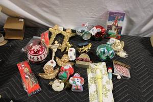 lot 383 image: Collection of Christmas Ornaments and Decorations