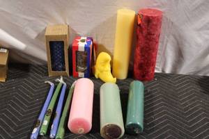 lot 384 image: Assorted Decorative Candles Set